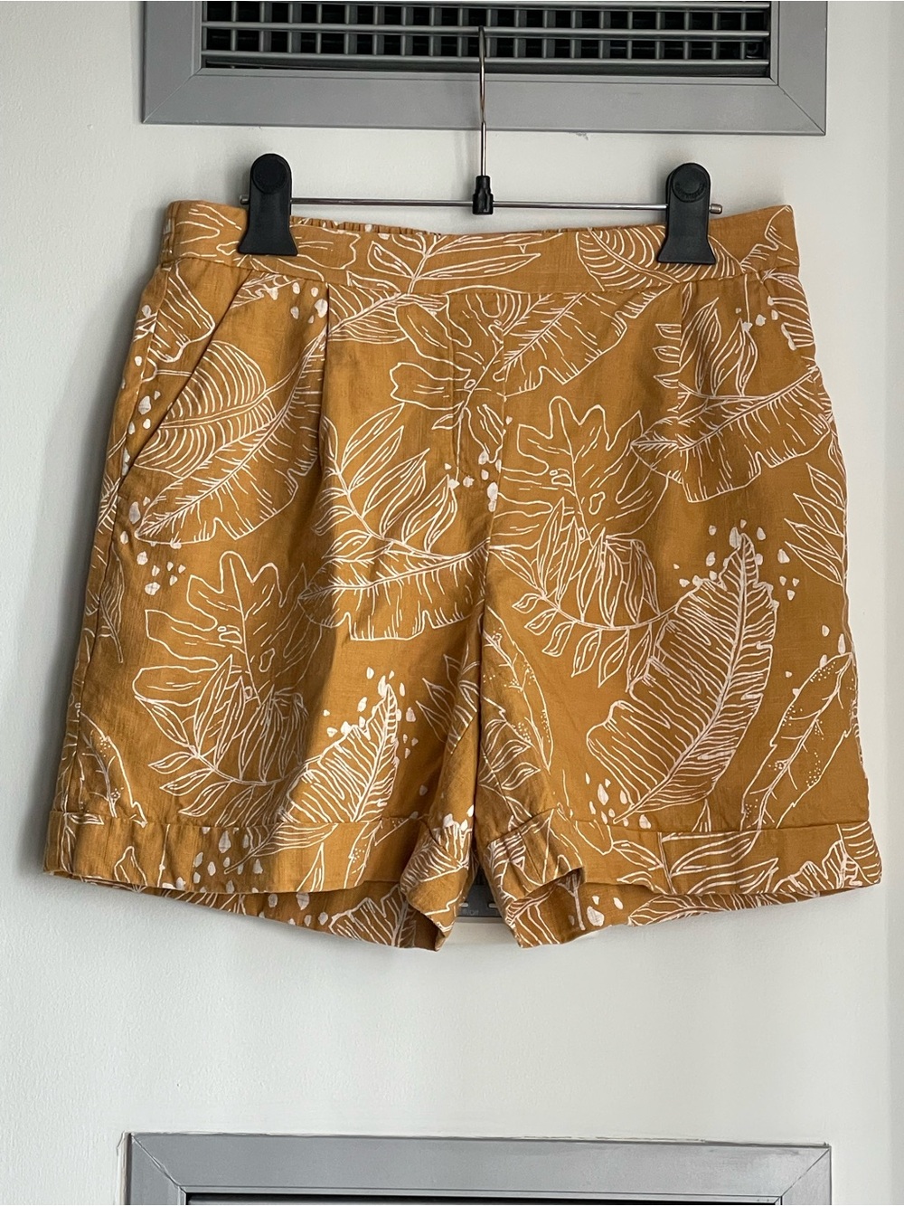 RW&CO. Mustard Leaf-Print Linen Blend Shorts